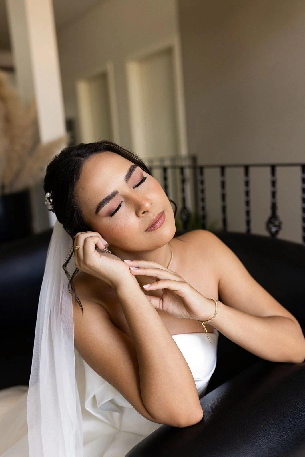 Noiva radiante com maquiagem dourada por Samara Villas Boas