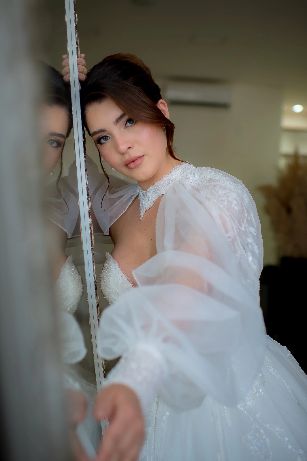 Noiva elegante com maquiagem dramática por Samara Villas Boas